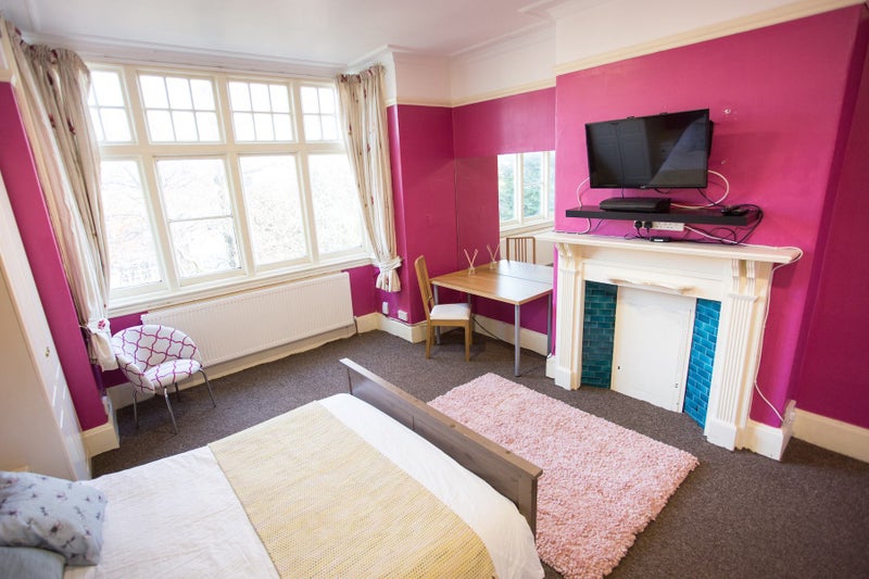 Photo 1: Spacious double first floor room available 