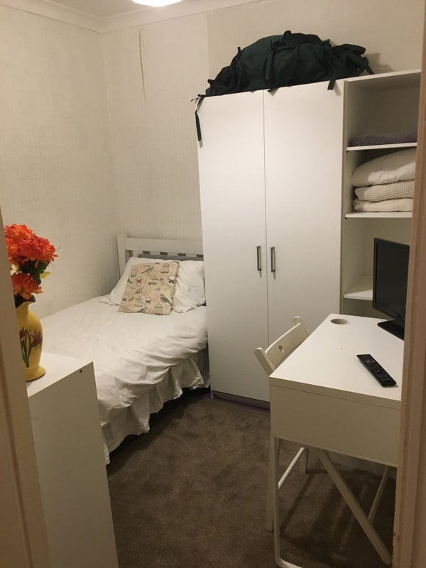 Photo 1: Single bedroom