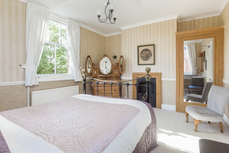 Photo 1: Bedroom
