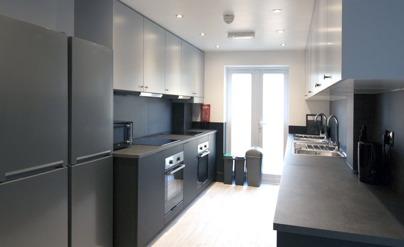 Photo 4: Kitchen space
