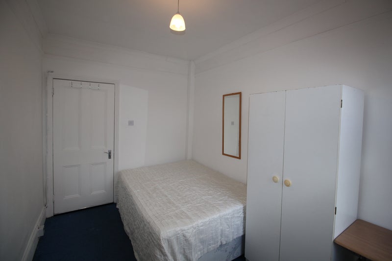 'Beautiful room available in Hammersmith ' Room to Rent from SpareRoom