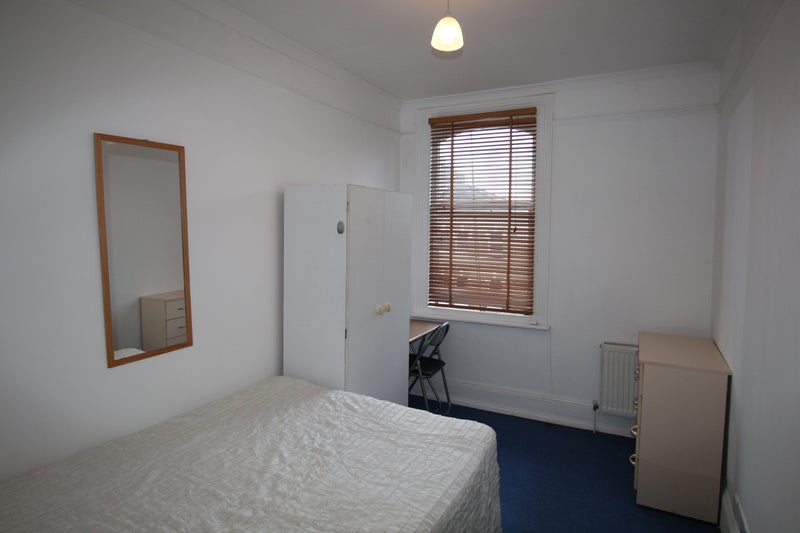 'Beautiful room available in Hammersmith ' Room to Rent from SpareRoom