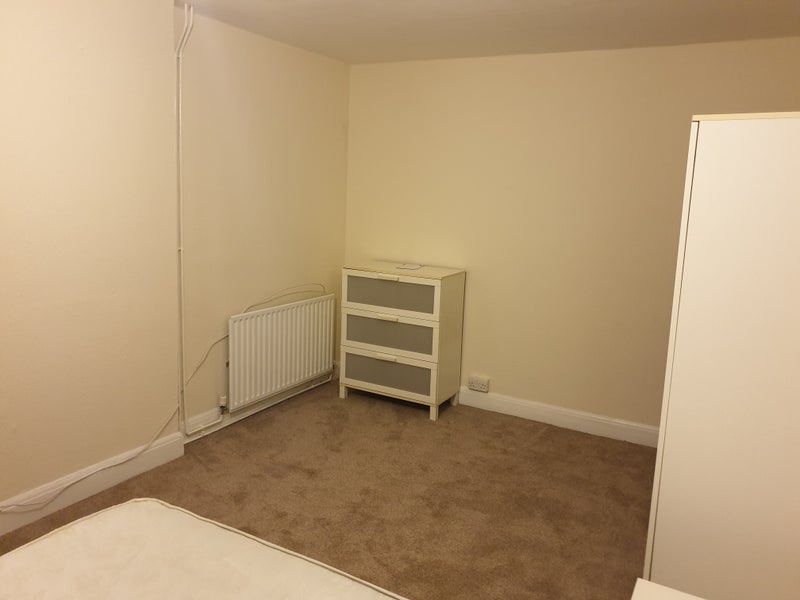 'Double Above Tesco Express in Ruislip Manor' Room to Rent from SpareRoom