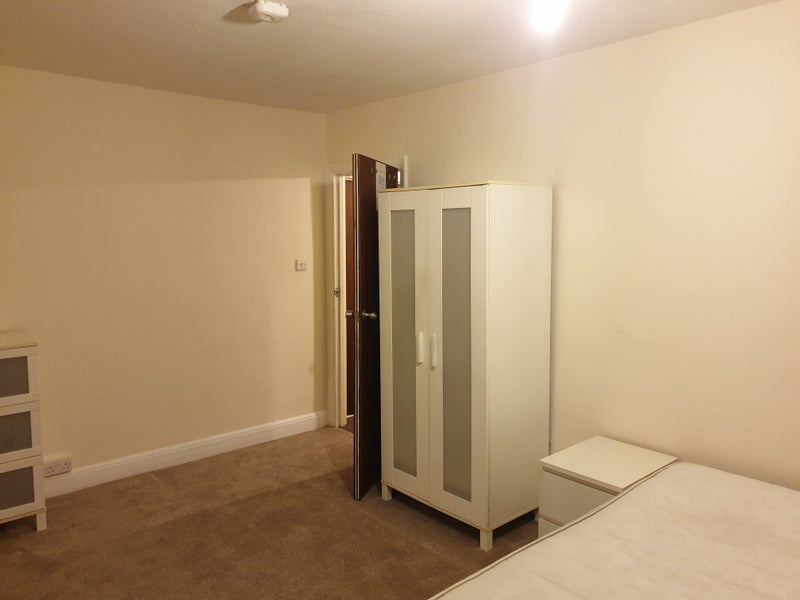 'Double Above Tesco Express in Ruislip Manor' Room to Rent from SpareRoom