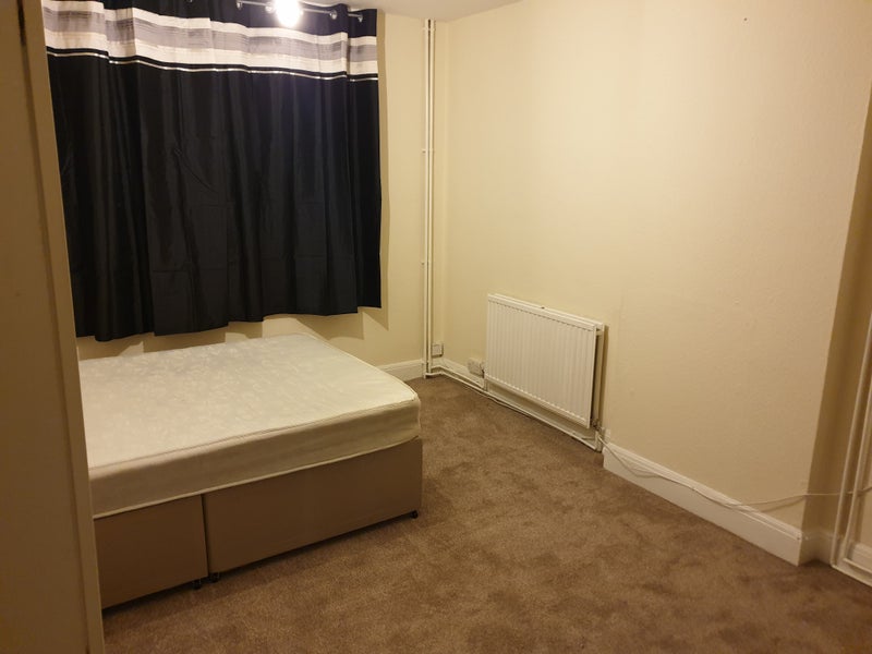 'Double Above Tesco Express in Ruislip Manor' Room to Rent from SpareRoom