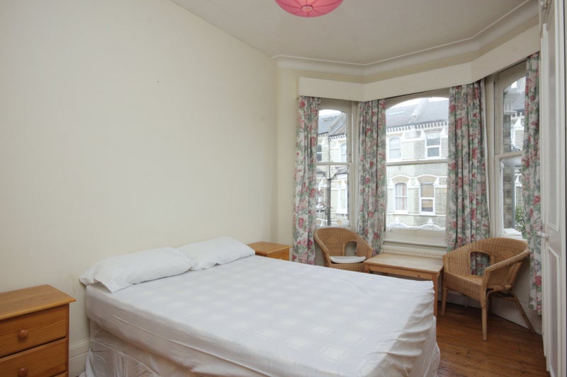 '2 bed flat, Beauchamp Road, Clapham Junction, SW11' Room to Rent from