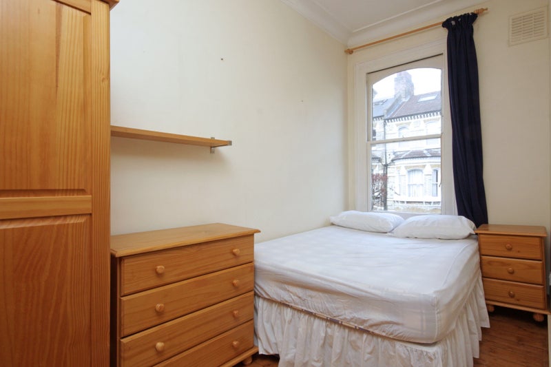'2 bed flat, Beauchamp Road, Clapham Junction, SW11' Room to Rent from