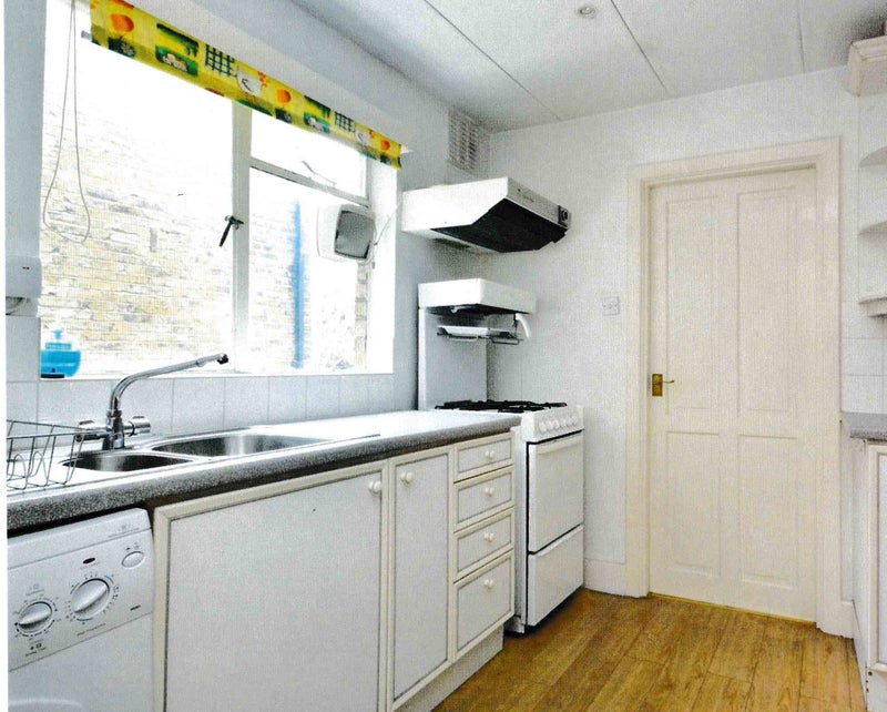 '2 bed flat, Beauchamp Road, Clapham Junction, SW11' Room to Rent from