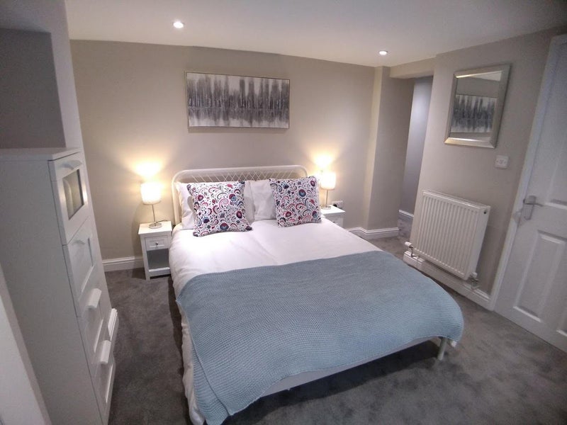 Photo 1: Fantastic, spacious en-suite room