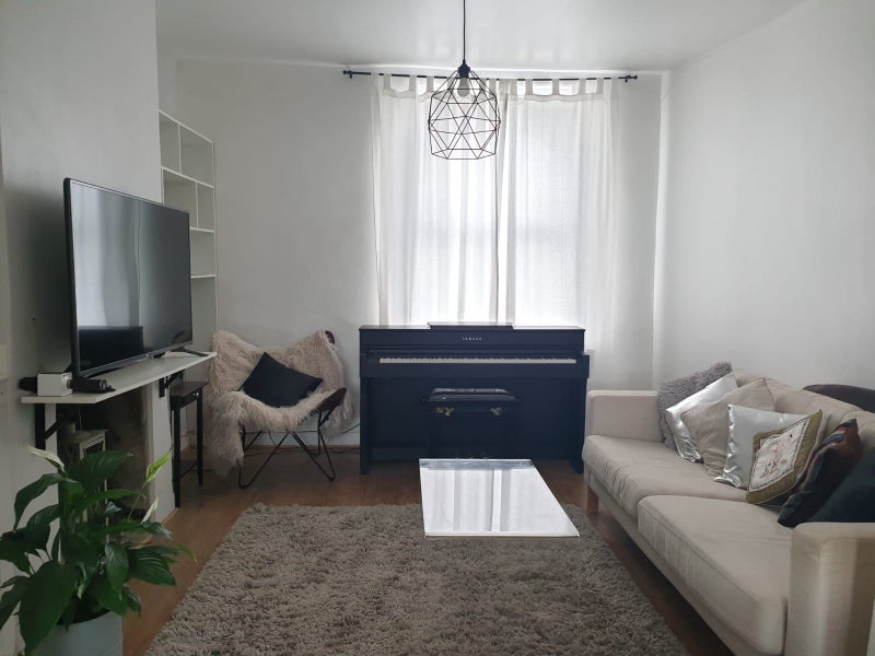 Photo 1: Living room 