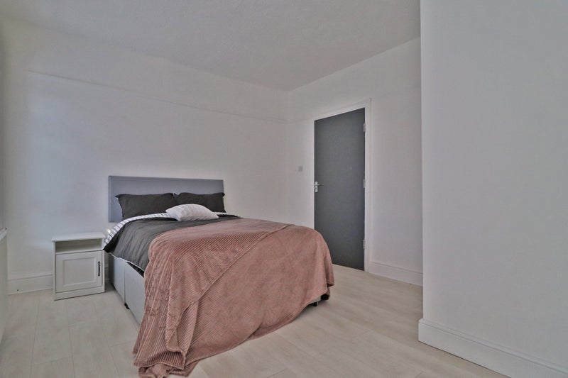 Photo 1: ROOM 6 - ENSUITE