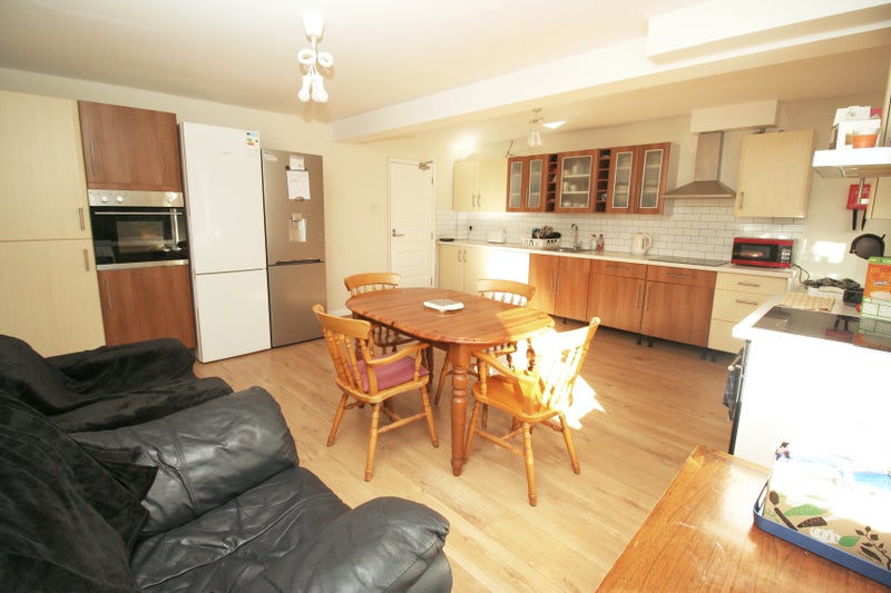 'Small single room Central Camberley' Room to Rent from SpareRoom