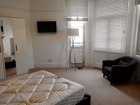 Photo 1: Bedroom 1 £1,100PCM - available 08/10/2025