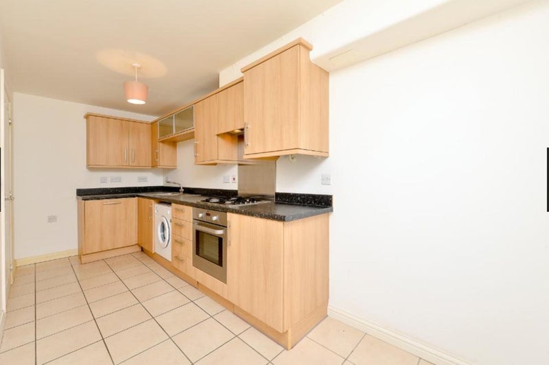 Photo 1: KITCHEN