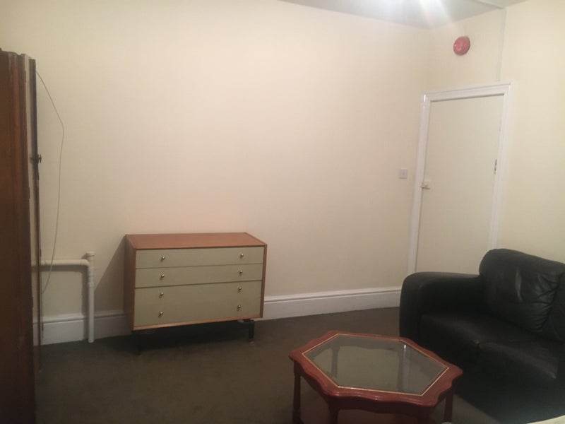 'Double room Woking town centre' Room to Rent from SpareRoom