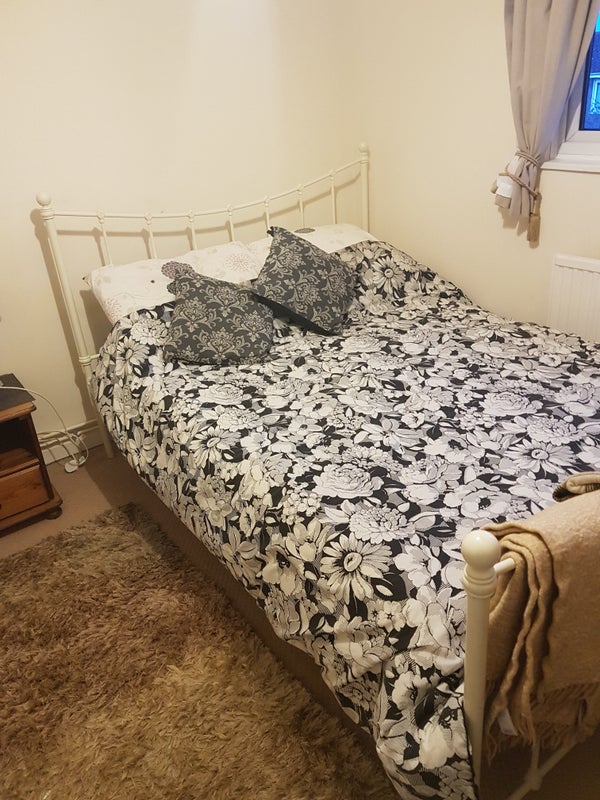 Photo 1: Double bedroom 