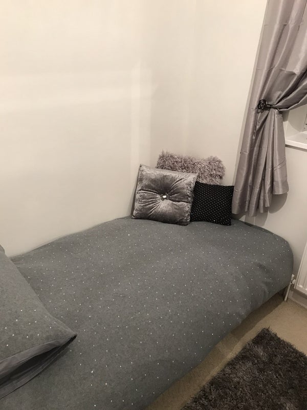 'Cosy single room in 3 bed house in Horley ' Room to Rent from SpareRoom