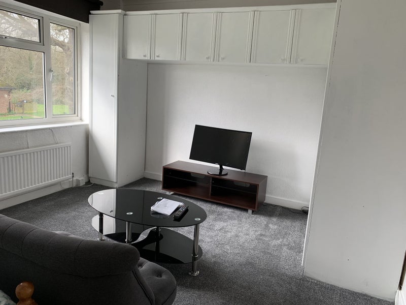 'A Large Double room (10min walk to Gatwick/Horley)' Room to Rent from