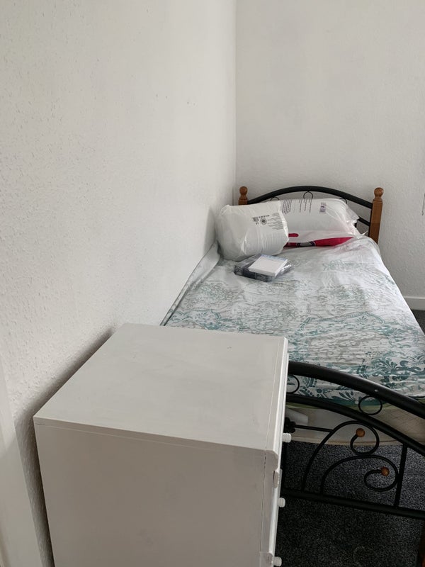 'A Large Double room (10min walk to Gatwick/Horley)' Room to Rent from