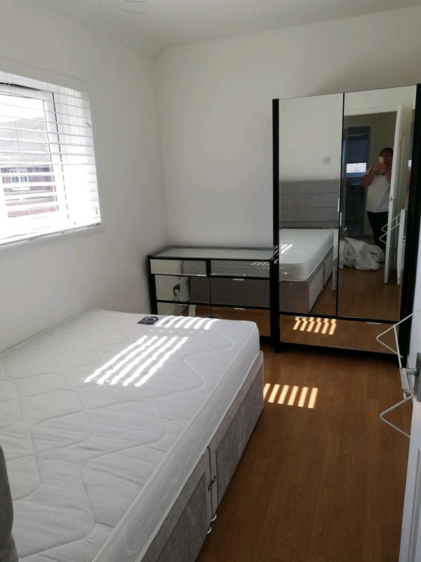 Photo 1: Modern clean, Room