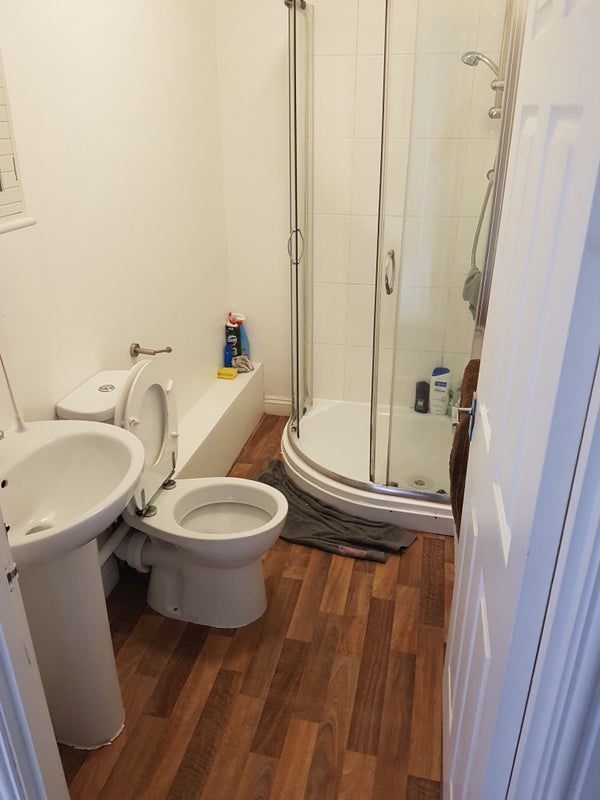 Photo 7: Bathroom  1