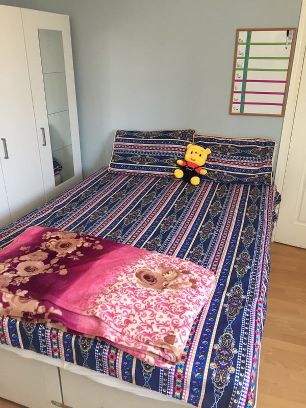 Photo 1: Bed