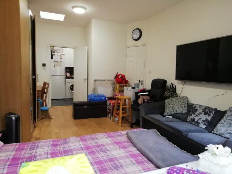'Newly refurbished studio flat available in Harrow' Room to Rent from