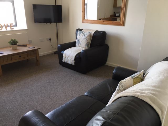 Photo 2: Spacious living area