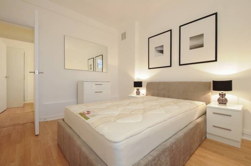 Photo 1: Bedroom 4 £925PCM - available NOW