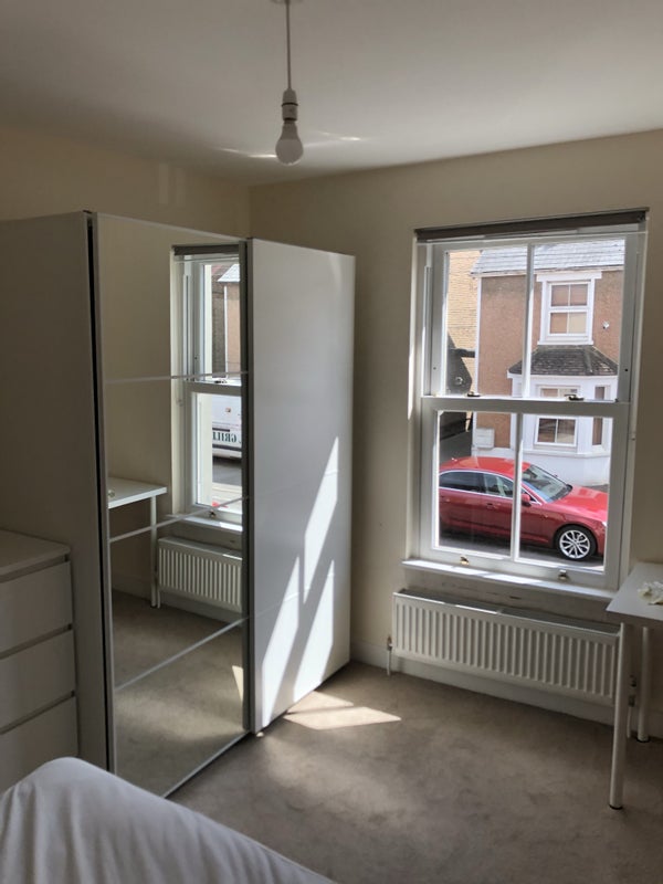 'Double Room, Crawley Town Centre' Room to Rent from SpareRoom