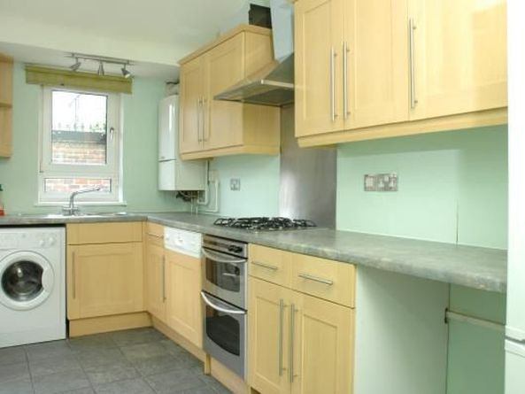 Photo 1: kitchen