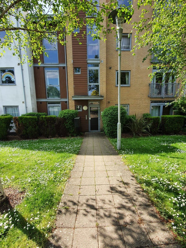 'Bracknell Centre Apartment' Room to Rent from SpareRoom