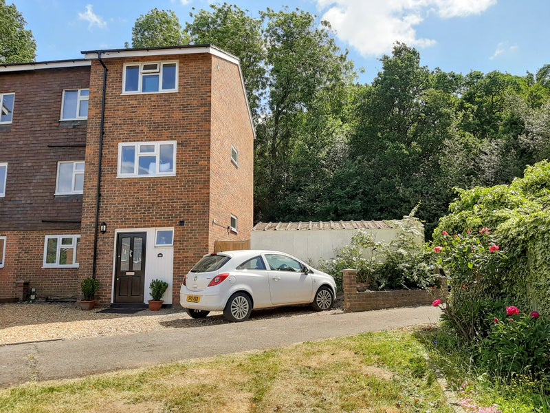 Photo 4: Spacious site! Free Parking Cycle Garage