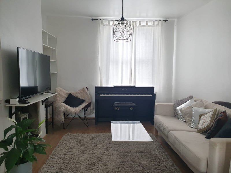 Photo 1: Living room 