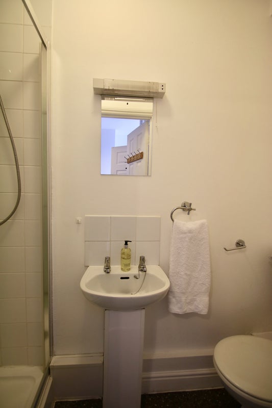 'Studio Central Crawley Available ' Room to Rent from SpareRoom