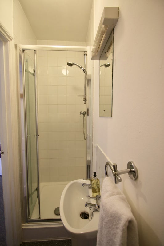 'Studio Central Crawley Available ' Room to Rent from SpareRoom