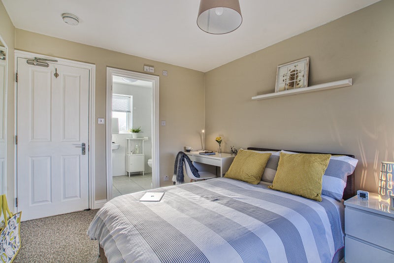 Photo 1: Large Bright Double En-Suite Room