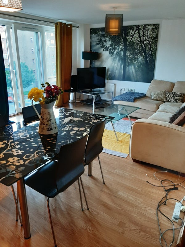 Photo 1: Lounge