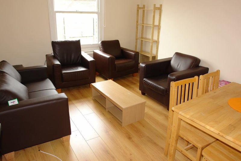 'Cozy 3 Bedroom Flat in Finsbury Park!' Room to Rent from SpareRoom