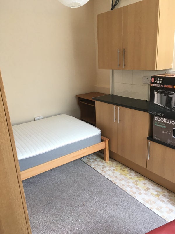'Bedsit in Little Chelsea area of Eastbourne. ' Room to Rent from SpareRoom