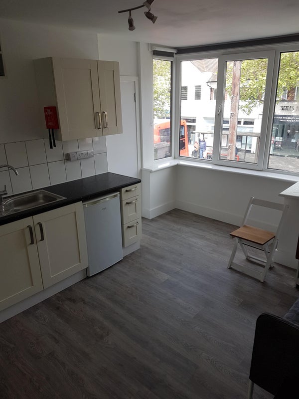 'Selfcontained 1 bedroom Flat Chingford E4 8LP' Room to Rent from