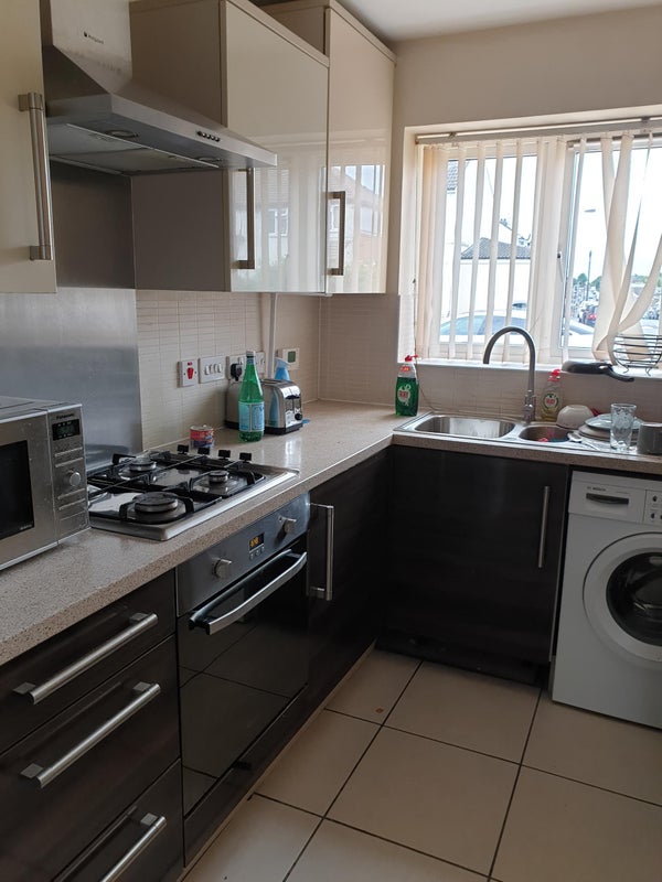 Photo 1: Furnished Kitchen