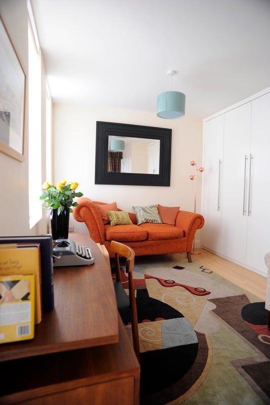 Photo 1: Bedroom Sitting area