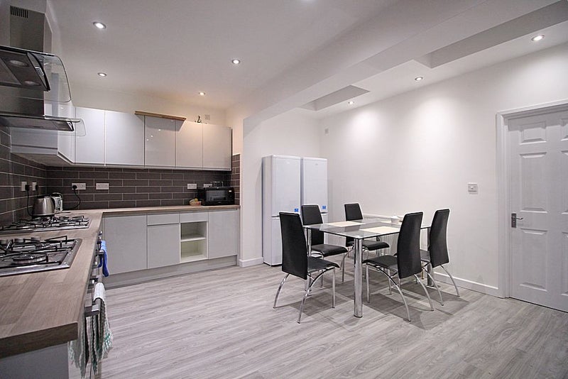 Photo 1: SHARED KITCHEN / DINER