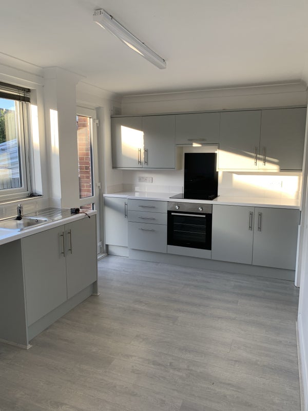 'Double Room in Newly Refurbished House Hamworthy ' Room to Rent from