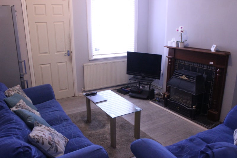 Photo 1: Living room space 