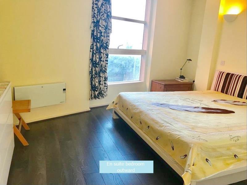 Photo 1: bedroom outward