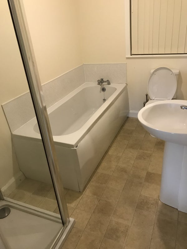 'Lovely Quiet Bungalow in Wheatley House Share' Room to Rent from