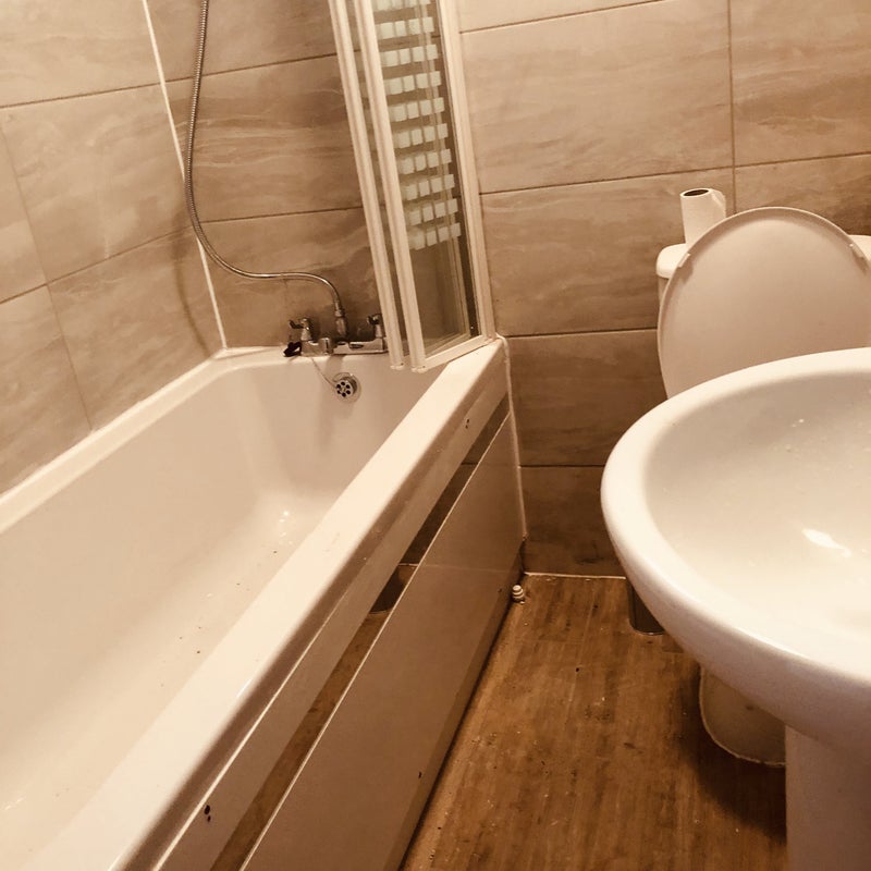 Photo 1: Bathroom/shower room with wc