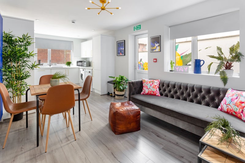 Photo 1: Kitchen Diner